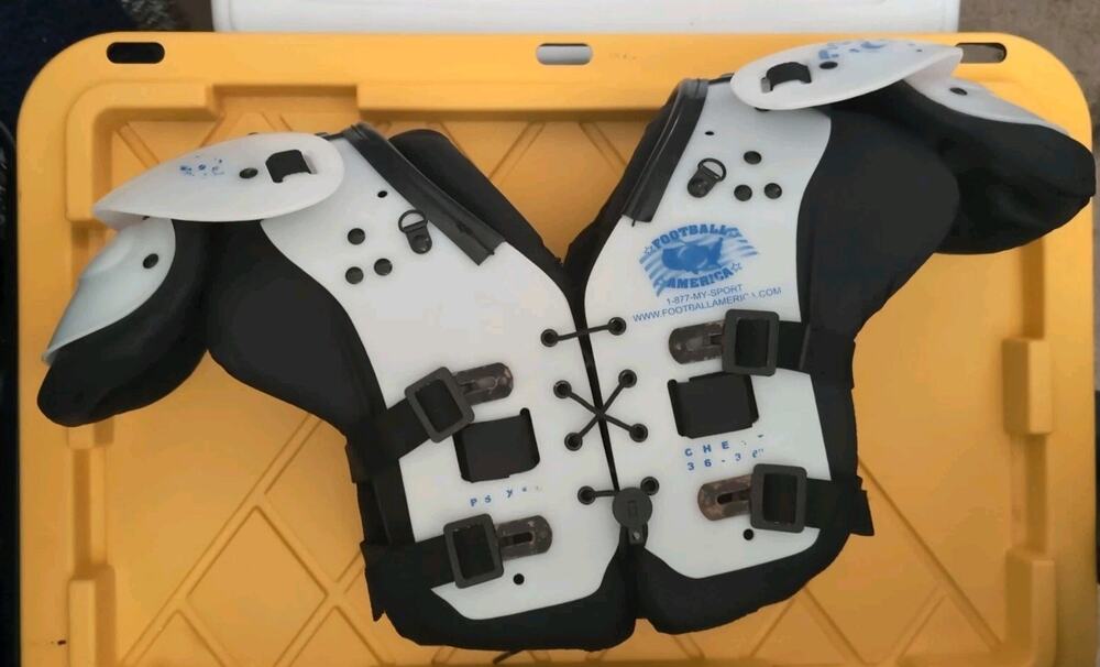 Football America Youth Football Shoulder Pads. Size 17-18”. For 130-160 lbs.